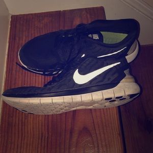 Size 8 Nike free run 5.0
